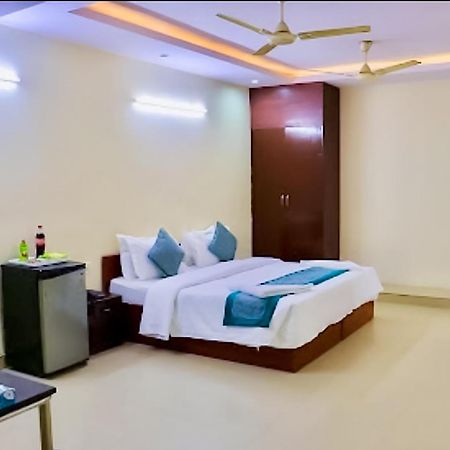 Happy Inn - Near Saket Metro Nuova Delhi Esterno foto
