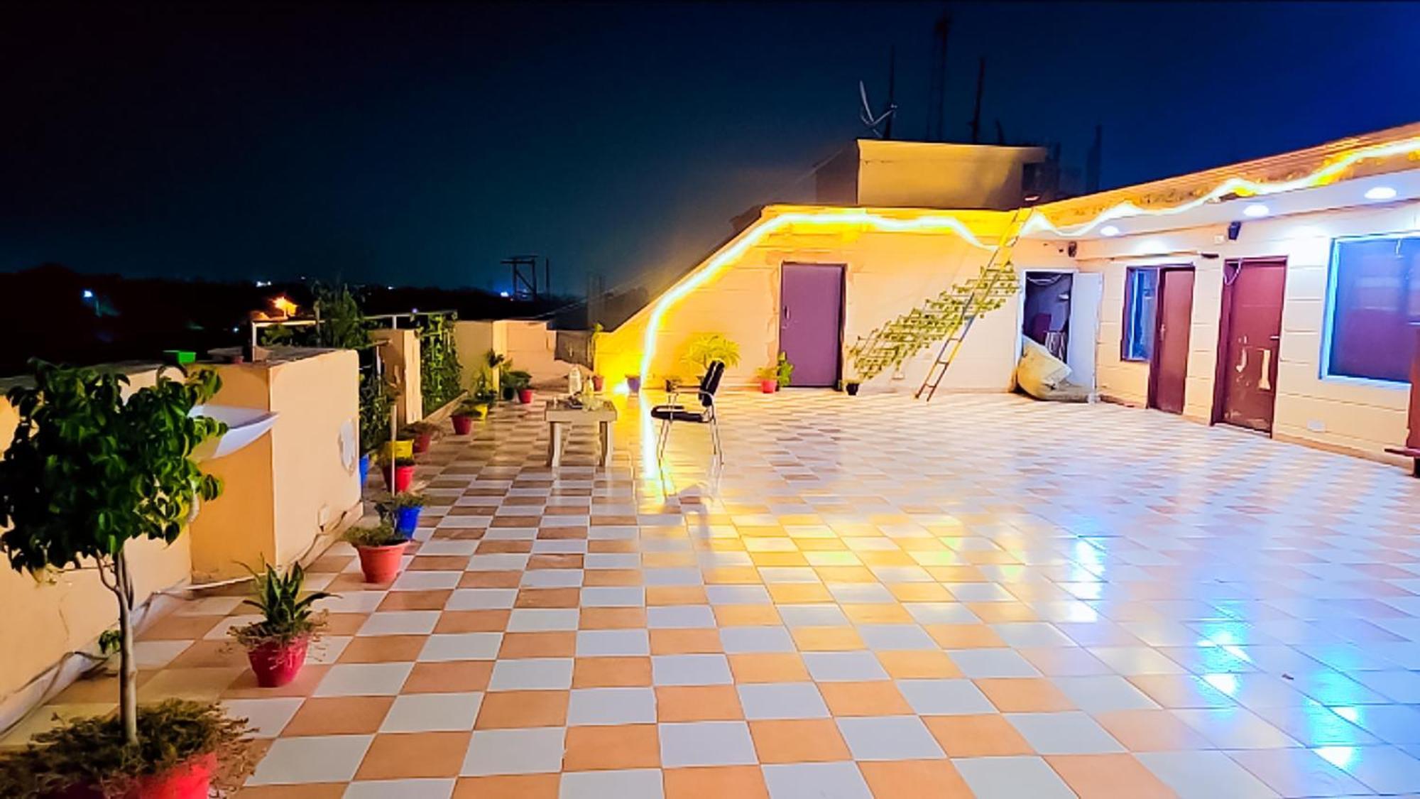 Happy Inn - Near Saket Metro Nuova Delhi Esterno foto