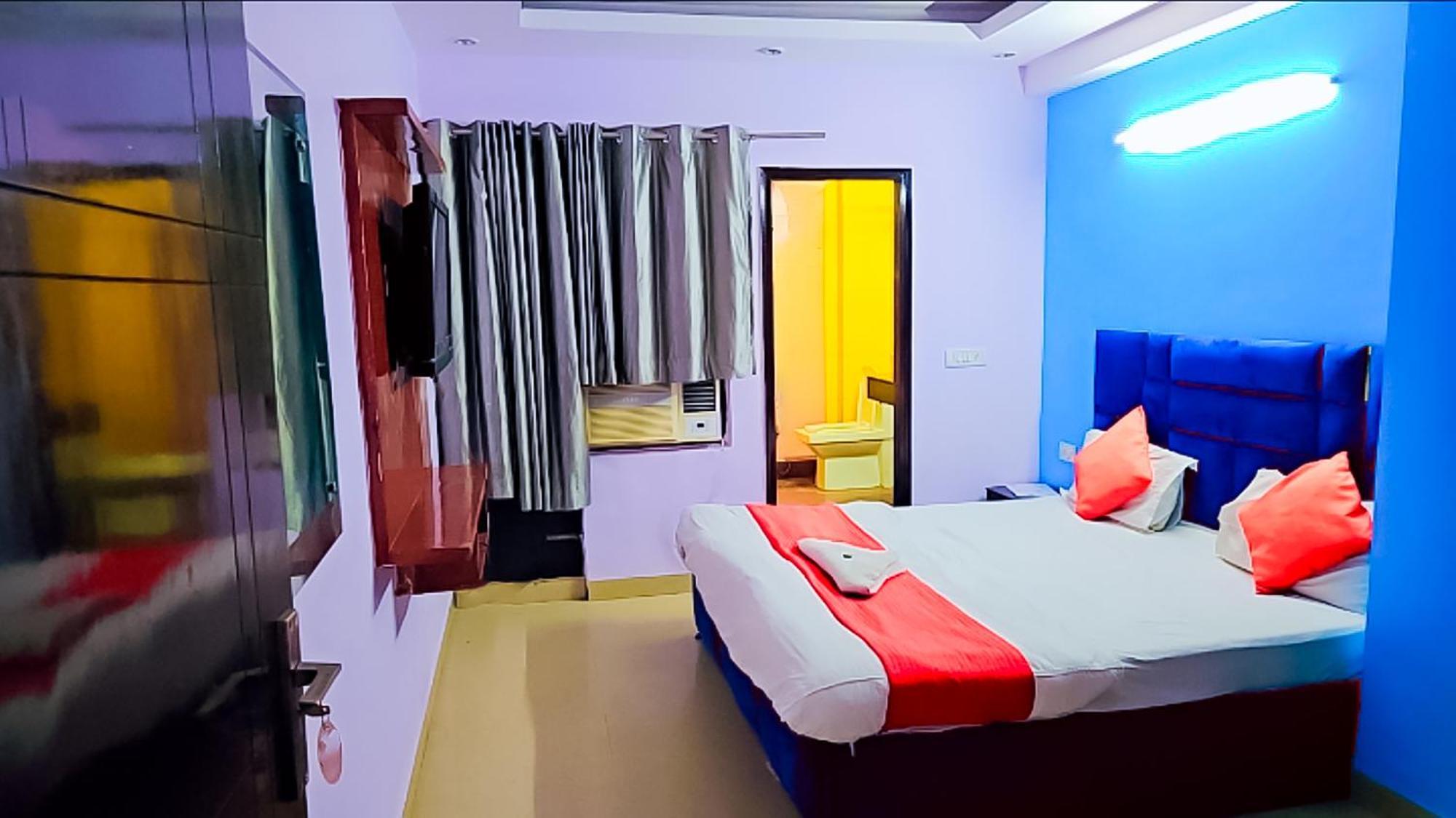 Happy Inn - Near Saket Metro Nuova Delhi Esterno foto
