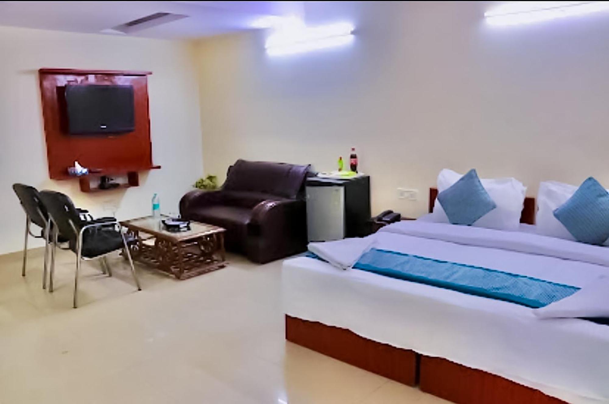Happy Inn - Near Saket Metro Nuova Delhi Esterno foto