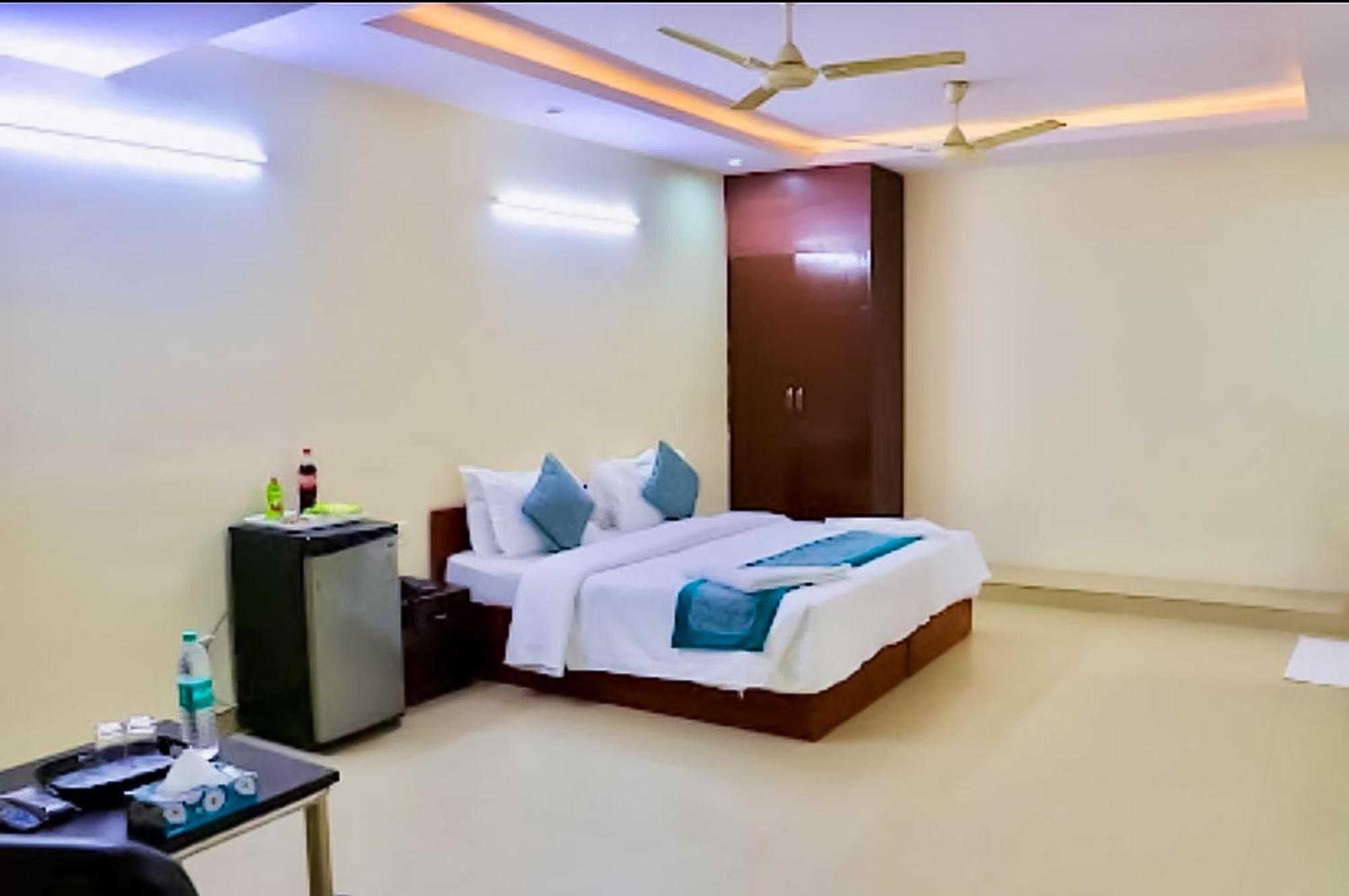 Happy Inn - Near Saket Metro Nuova Delhi Esterno foto